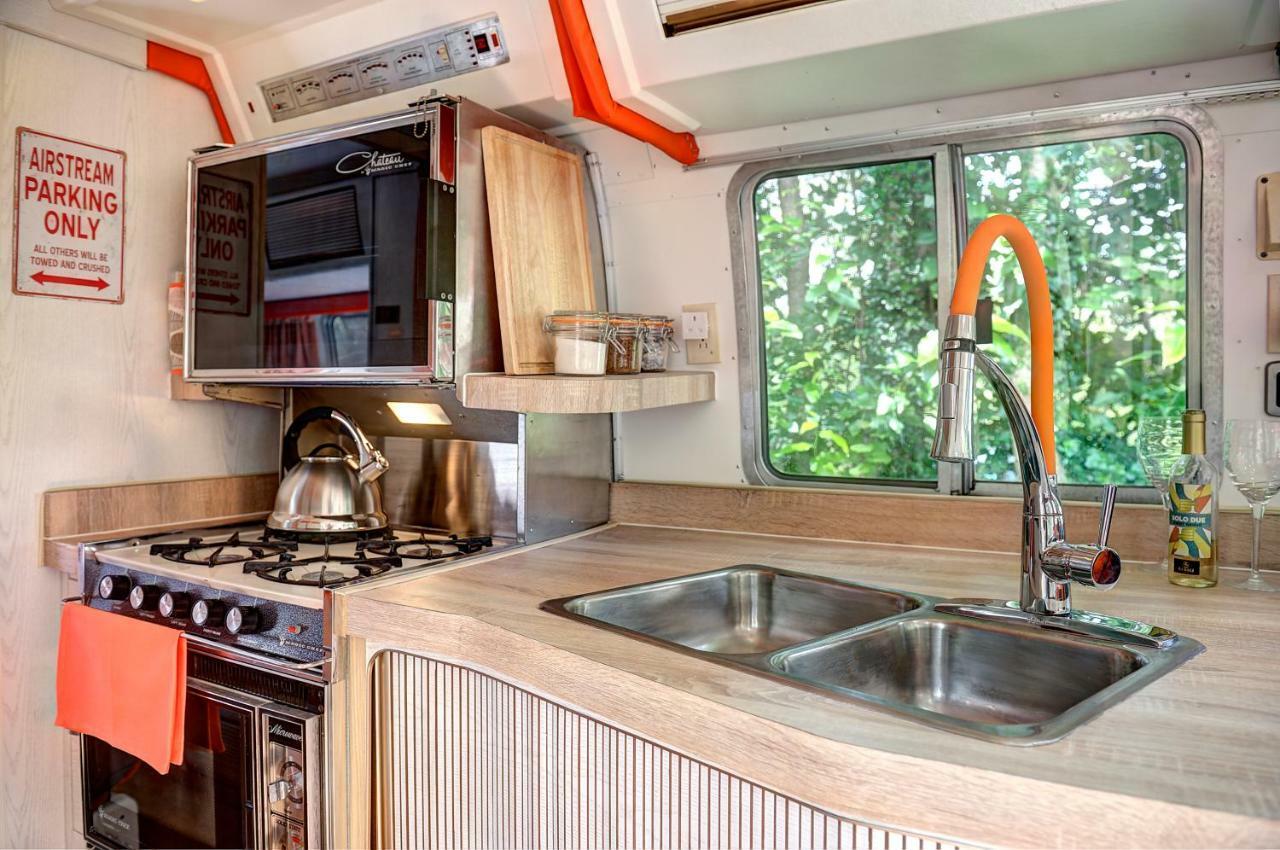 Glamping 1970 American Airstream Motorhome Ponsanooth Bagian luar foto